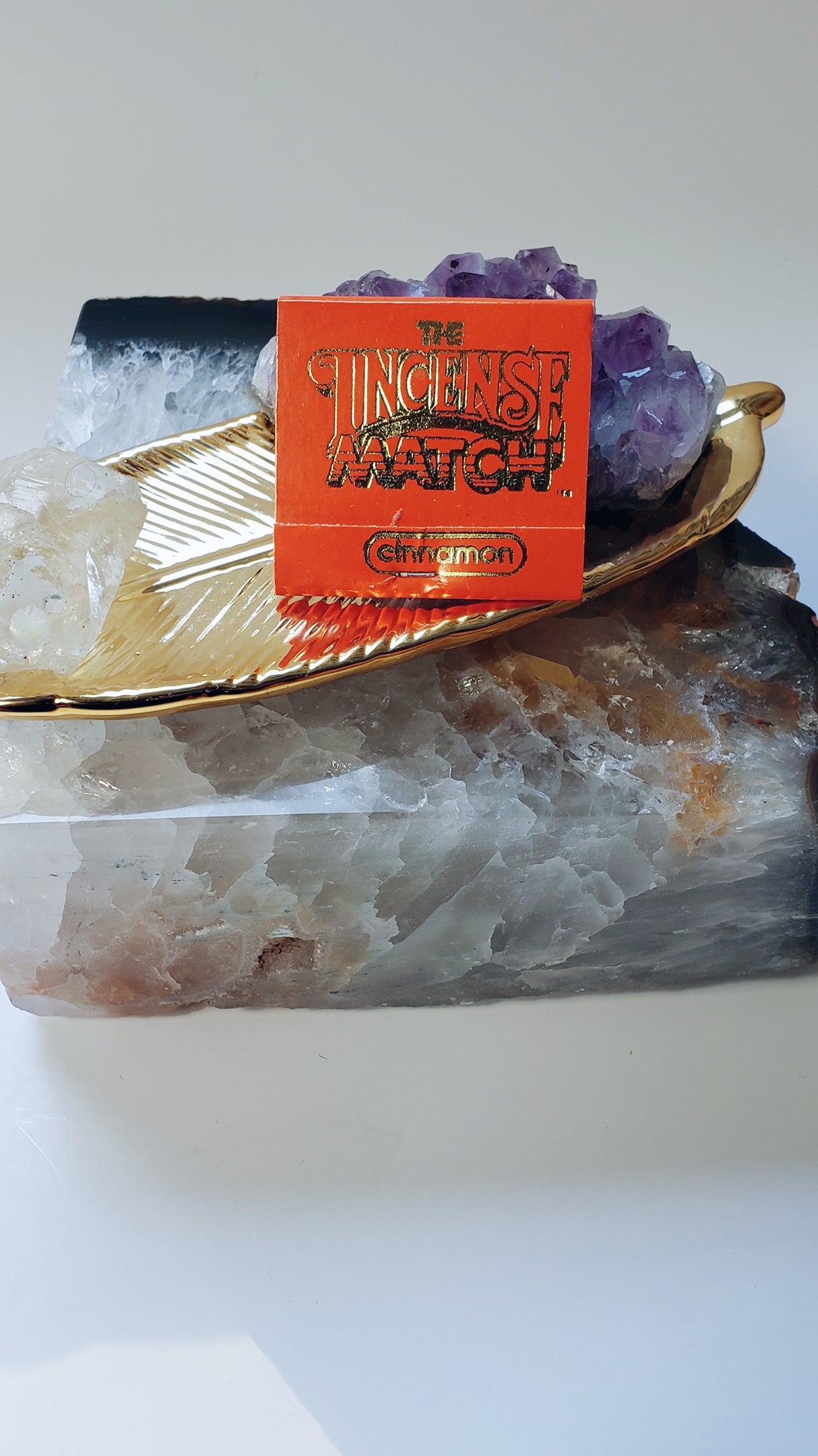 Cinnamon: this sultry fragrance is spicy and sweet. Cinnamon is ruled by fire and the moon, has a high vibration that can be used to reach a higher state of spirituality.